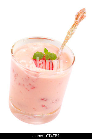 Un verre de yogourt aux fraises ou isolé sur blanc. Banque D'Images