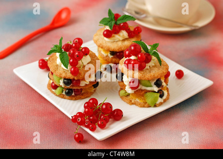 Tour des cookies avec du fromage et des fruits. Recette disponible. Banque D'Images