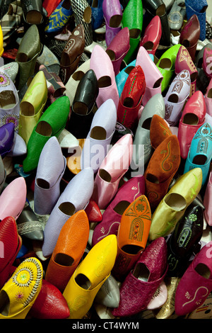 Coloré chaussons en vente sur le marché, le souk medina, Marrakech Maroc Sud Banque D'Images