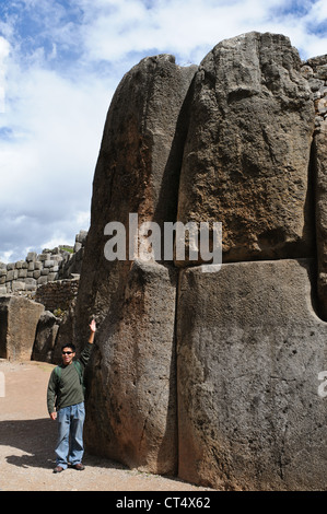 Pierre gigantesque construit par l'Inca à Sacsayhuamán ruines, Cusco, Pérou. Banque D'Images