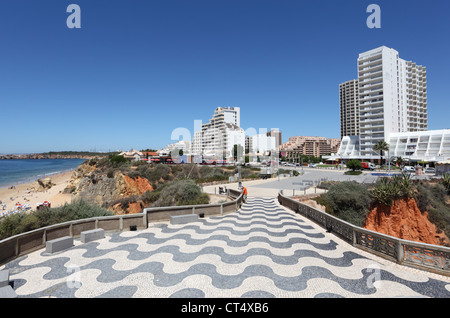 Promenade à Praia da Rocha à Portimão, Algarve Portugal Banque D'Images