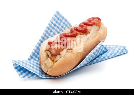 Hot dog roll avec oignons frits et sauce tomate en serviette sur un fond blanc Banque D'Images