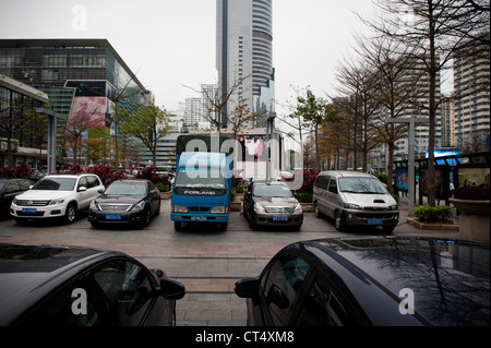 Une journée grise dans le centre de Shenzhen, où le développement de la Chine moderne a commencé. Banque D'Images