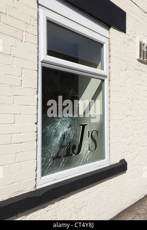 La fenêtre brisée au AJ's Cafe à Albert Road, Farnworth. Banque D'Images