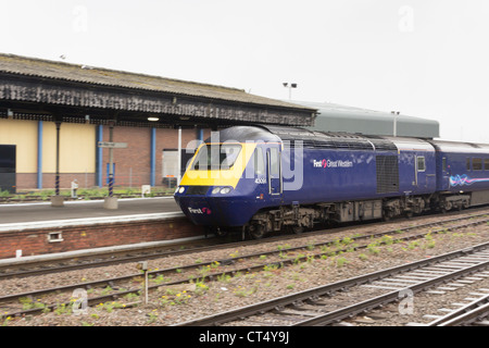 First Great Western Classe 43 High Speed Train (HST) entrant dans la gare de Swindon, en route vers Londres. Banque D'Images