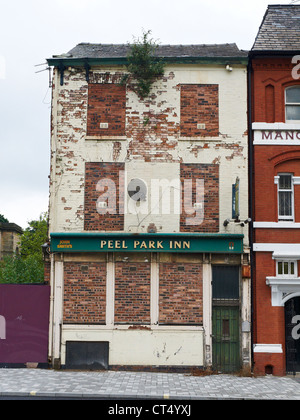 Murée Peel Park Inn pub sur la Rue Chapel à Salford UK Banque D'Images