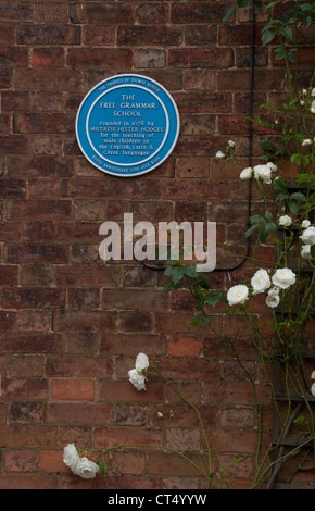 Une plaque sur le mur d'une maison montrant le site de la Free Grammar School Fondée en1678 par MISTRESS HESTER HODGES Banque D'Images