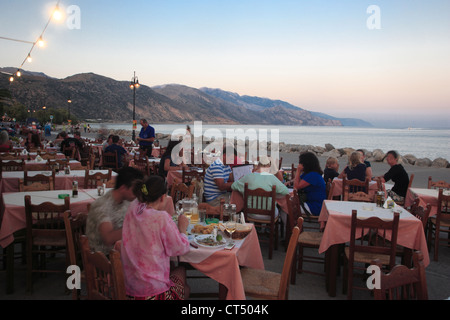 Manger en plein air au crépuscule, Paleochora, sud de la Crète, Grèce. Banque D'Images