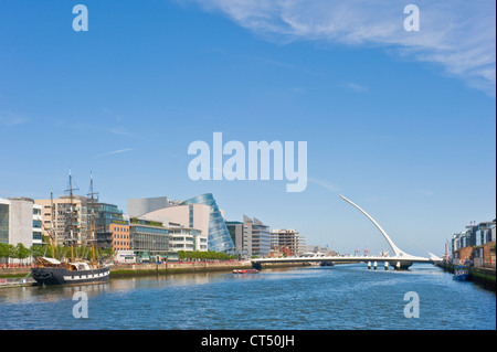 Une vue de la Samuel Beckett Bridge pris de Sir John Rogerson's Quay à Dublin. Banque D'Images