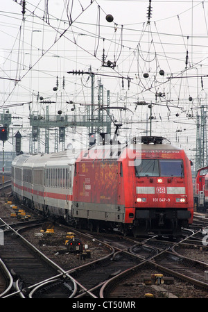 Un train express régional à Frankfurt Hauptbahnhof Banque D'Images