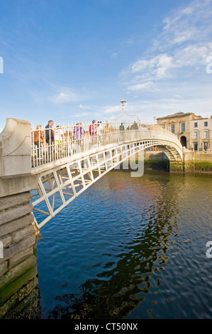 Une vue de la Ha'penny Bridge qui traverse la Liffey à Dublin. Banque D'Images