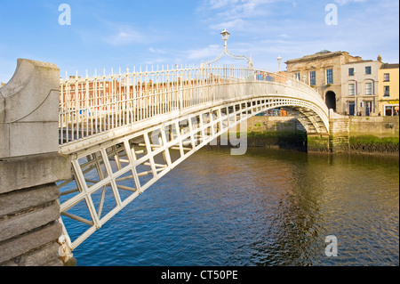 Une vue de la Ha'penny Bridge qui traverse la Liffey à Dublin. Banque D'Images