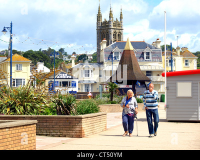 Deux personnes âgées marcher la promenade à Teignmouth, dans le sud du Devon, Angleterre, Royaume-Uni. Banque D'Images