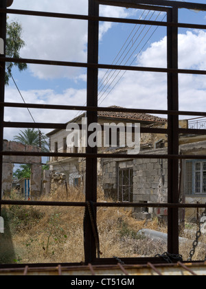 dh Vieille ville NICOSIE CHYPRE ligne verte lefkosia frontière lefkosa nord sud maison désertée dans la zone morte tampon des nations unies bâtiments de guerre Banque D'Images