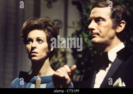 Ros Drinkwater et Francis Mattews pendant le tournage de Paul Temple. c.2792 Banque D'Images