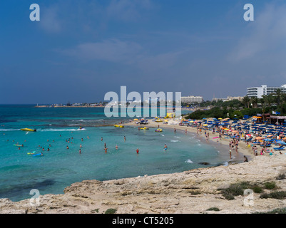 dh AYIA NAPA CHYPRE SUD baigneurs plage de sable et hôtels grèce vacances Bay personnes vacances Banque D'Images