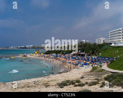 dh AYIA NAPA CHYPRE SUD baigneurs plage de sable et hôtels île vacances bord de mer Banque D'Images