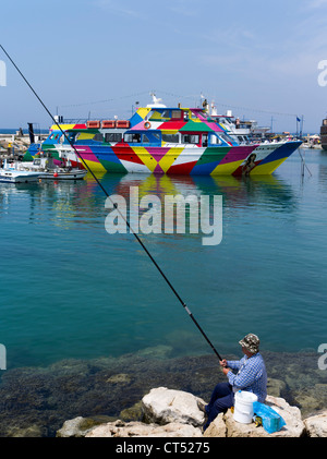 dh Port Liminaki AYIA NAPA CHYPRE Chypre pêche pêcheur à la ligne Tourisme fête croisière personnes Banque D'Images