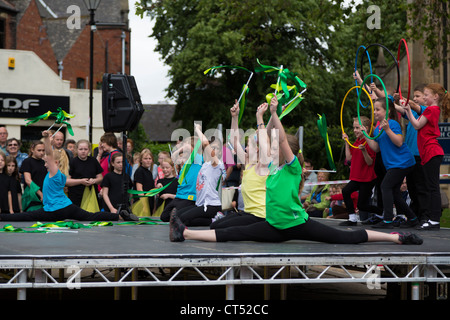 Les jeunes enfants danser et célébrer le relais de la flamme olympique en passant par Chesterfield et le Derbyshire, Angleterre 2012 Banque D'Images