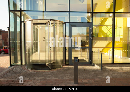 Bâtiment moderne en verre des portes tournantes à un établissement moderne à Norwich - 3 St James's Court. Banque D'Images