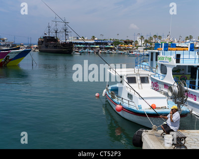Liminaki dh harbour Ayia Napa Chypre pêcheur pêcheur chypriote man fishing Banque D'Images