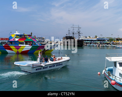 Liminaki dh harbour Ayia Napa Chypre sports nautiques Voile chypriote arrivant Harbour Banque D'Images