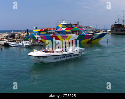 dh Port de Liminaki AYIA NAPA CHYPRE bateau de sports nautiques chypriote quitter port sports nautiques vacances personnes île tourisme touristes sports nautiques grèce Banque D'Images