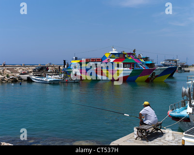 dh Port Liminaki AYIA NAPA CHYPRE Chypre pêche pêcheur à la ligne Tourist vacances croisière bateau personnes poissons Banque D'Images