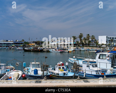 Liminaki dh harbour Ayia Napa Chypre côtiers chypriote traditionnelle locale de pêche bleu bateaux amarrés quay Banque D'Images