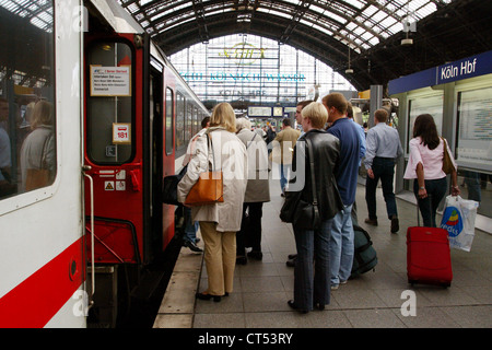 Koeln, les passagers à l'embarquement à la gare Banque D'Images