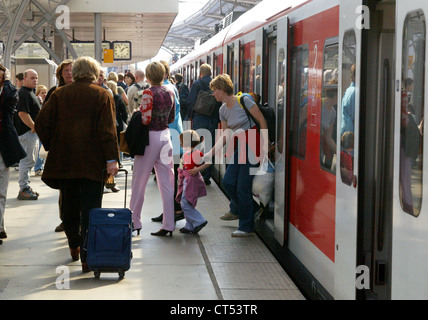 Koeln, les passagers à l'embarquement à la gare Banque D'Images