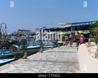 Liminaki dh harbour Ayia Napa CHYPRE Touristes marcher quayside waterfront port et cafés Banque D'Images