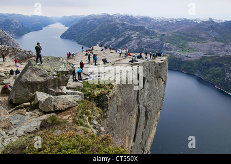 Preikestolen est une falaise massive de 604 mètres (1982 pieds) au-dessus du Lysefjorden, en face du plateau de Kjerag, en Norvège. Banque D'Images