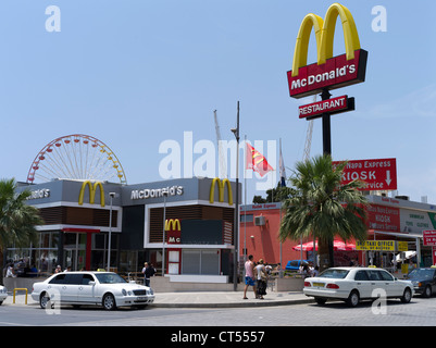 dh AYIA NAPA CYPRUS McDonalds Restaurant et blanc extensible limousine taxis grèce taxi Banque D'Images