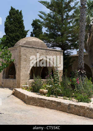 dh Agia Napa Monastère AYIA NAPA CYPRUS fontaine du monastère vénitien maison bien dans jardins cour bâtiment Banque D'Images