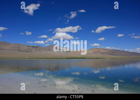 Collines dénudées et haut plateau lake, Kosh-Agach, l'Altaï, Sibérie, Russie Banque D'Images