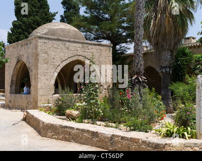 dh Agia Napa Monastère AYIA NAPA CYPRUS fontaine maison bien dans les jardins cour vénitienne monastères bâtiment Banque D'Images