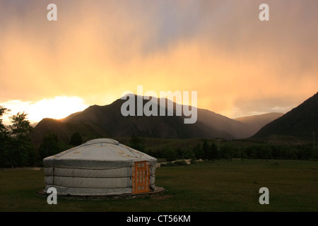 Yourte au coucher du soleil, l'Altaï, en Sibérie, Russie Banque D'Images