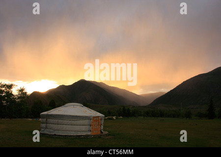 Yourte au coucher du soleil, l'Altaï, en Sibérie, Russie Banque D'Images