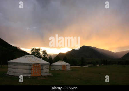 Les yourtes au coucher du soleil, l'Altaï, en Sibérie, Russie Banque D'Images