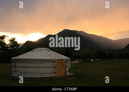 Yourte au coucher du soleil, l'Altaï, en Sibérie, Russie Banque D'Images