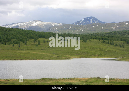 Large du lac de montagne et les pics, Ulaganskoe plateau, l'Altaï, Sibérie, Russie Banque D'Images