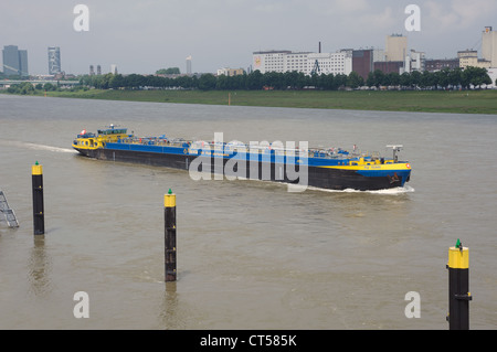 Fluvia pétrolier barge Rhin Cologne Allemagne Banque D'Images