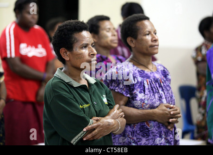 Femme à la sainte messe du dimanche dans l'église catholique ' Notre Dame de la star Mountain ' à Tabubil Papouasie Nouvelle Guinée Banque D'Images