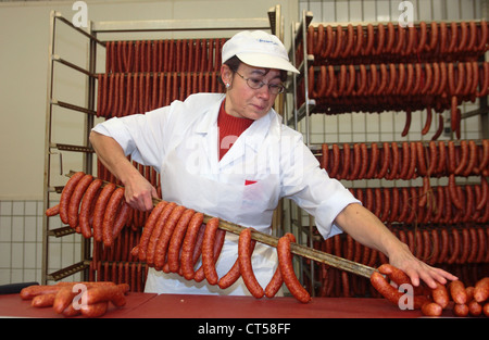 Fleischerin dans la production de saucisses Banque D'Images