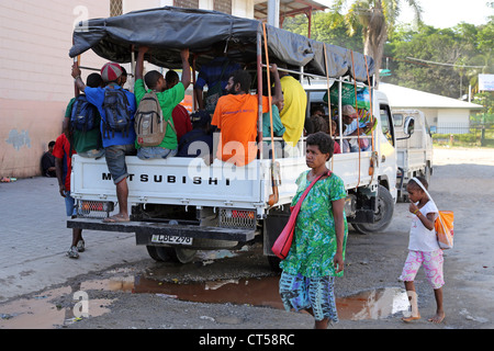 Camion utilisé comme un véhicule de transport public, Madang, Papouasie Nouvelle Guinée Banque D'Images