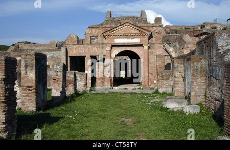 Ostia Antica. Horrea Epagathiana et Epaphroditiana. Édifice du magasin. 145 - 150 AD. L'entrée principale. L'Italie. Banque D'Images