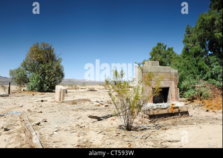 Cheminée, partie d'une ruine près de Kelso, le sud de la Californie, USA. Kelso est situé dans le désert de Mojave National Preserve. Banque D'Images