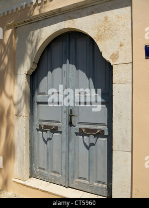 Porte dans la capitale Fira Town sur l'île de Santorin dans les Cyclades île en Grèce Banque D'Images