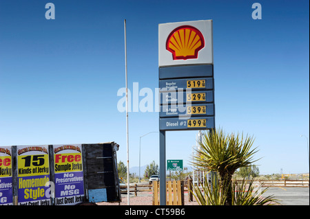 Station d'essence Shell signe montrant le prix du gaz, Jonction de l'Interstate 15 et Nipton Road, Californie, USA. Banque D'Images